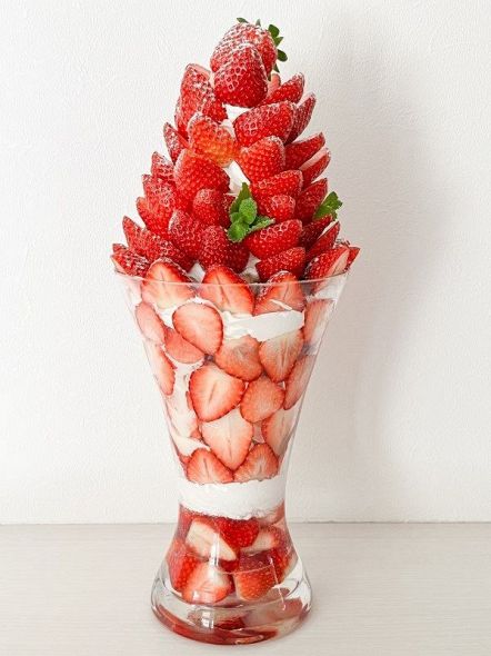 イチゴ50粒びっしり 巨大パフェ 農園カフェ湯郷が提供：山陽新聞