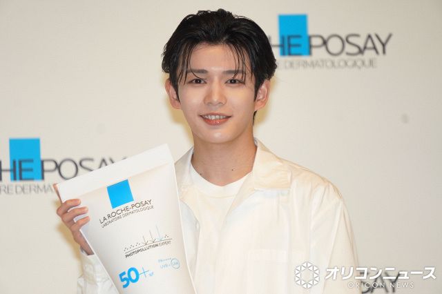 なにわ男子・長尾謙杜、全身白衣装で光り輝く“生艶肌”に自信「頑張って