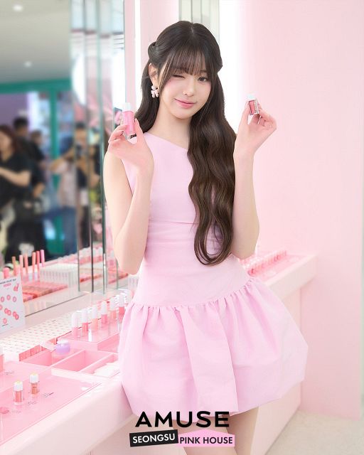IVE・ウォニョン、ミニワンピで“ピンクハウス”に登場 店頭にはキュート