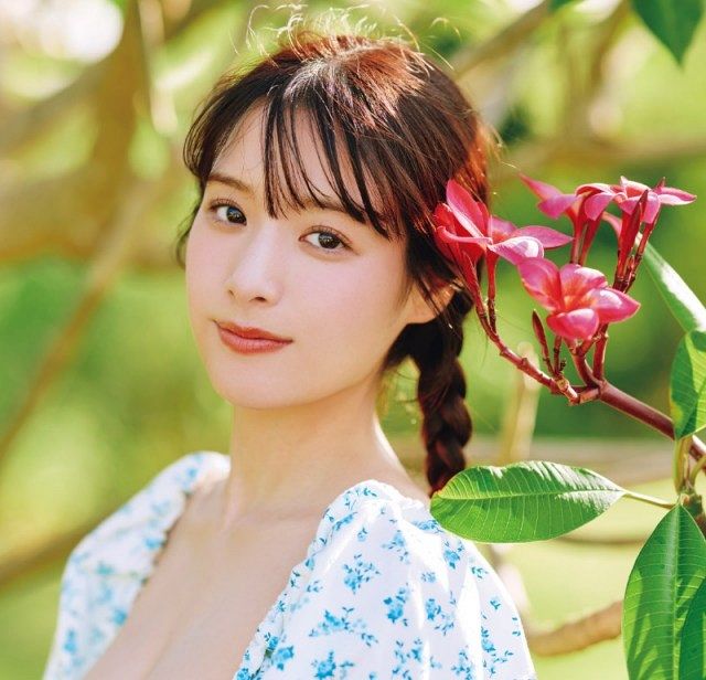 ミスマガジン』2024グランプリ・葉月くれあ、初グアムで弾ける笑顔