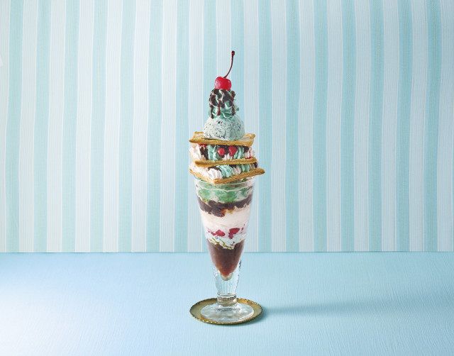 なんと全長約30センチ…デカすぎる“チョコミントパフェ”に驚き「これ