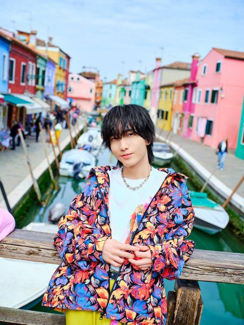 声優・小林千晃、10周年写真集の新カット公開 『ボイスメッセージ録音