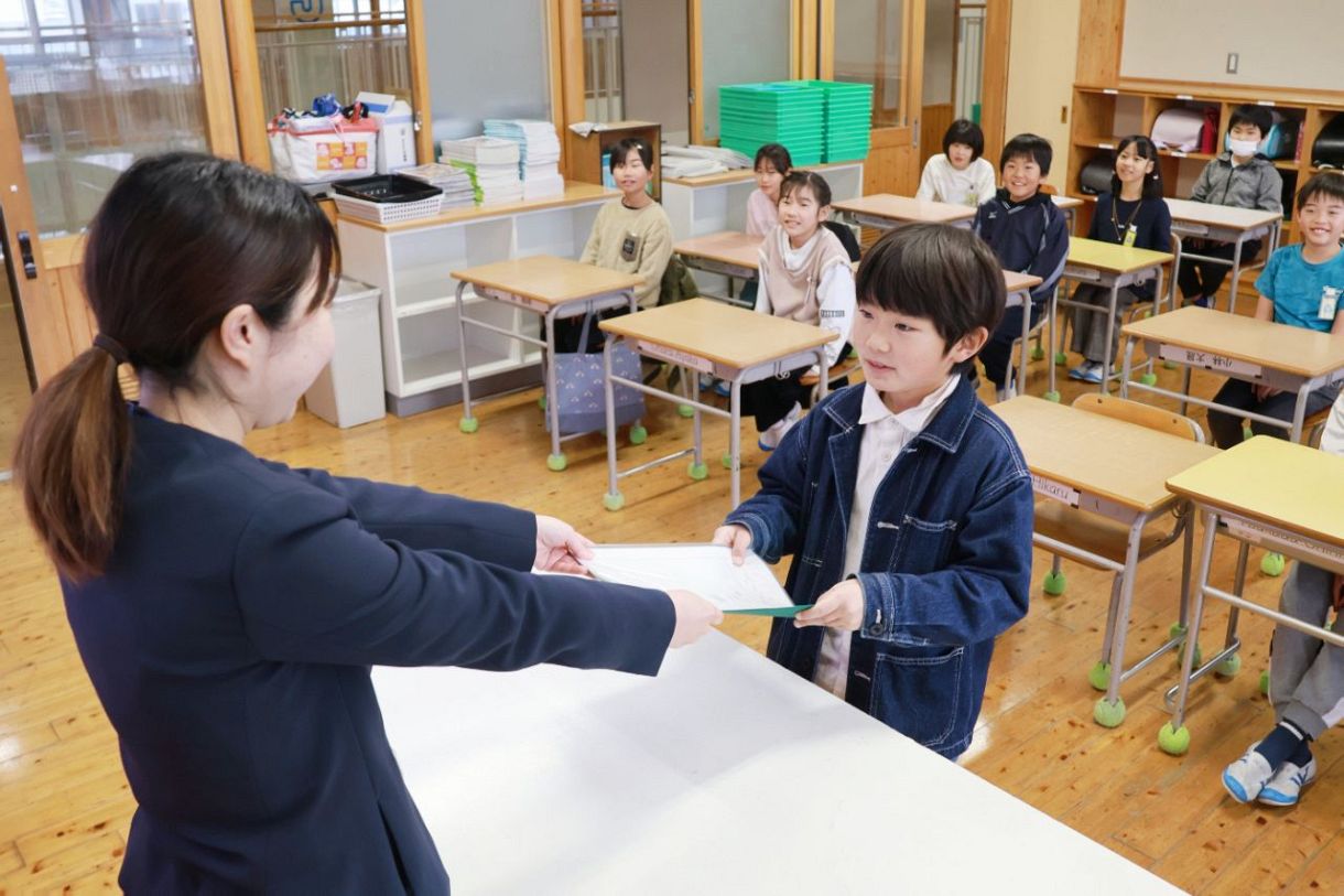 新学年への希望 胸に春休みへ　岡山県内小中３８０校で修了式