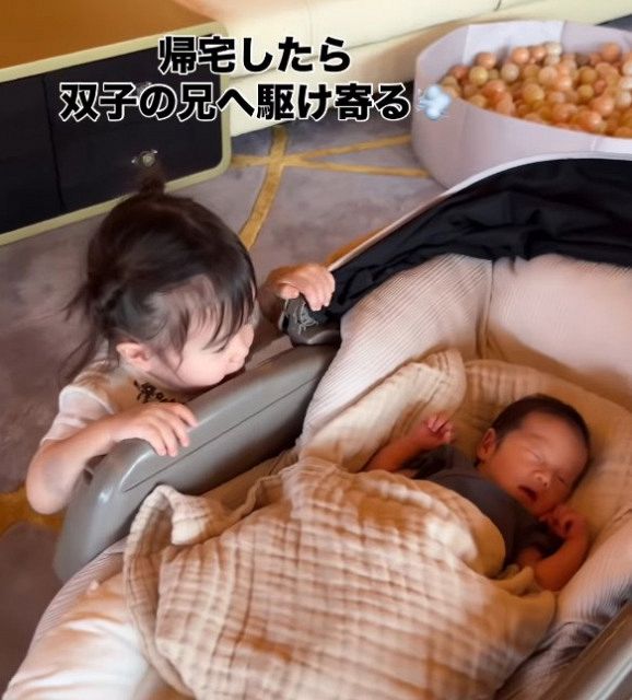 え、同じ顔？」1歳でお姉ちゃんになった女の子、双子の“弟たち”との
