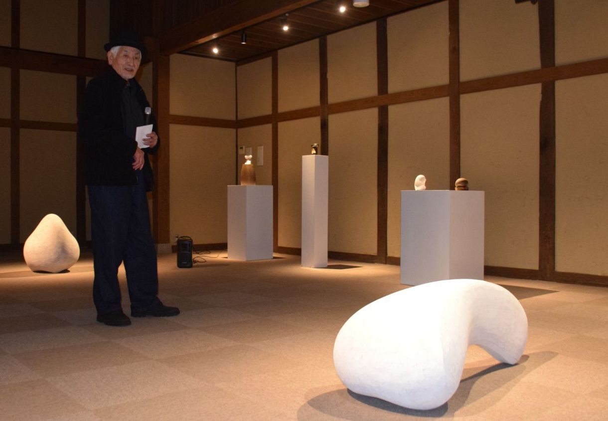 丸みを帯びたオブジェ多彩 真庭で彫刻家榎本さん（赤磐）作品展：山陽