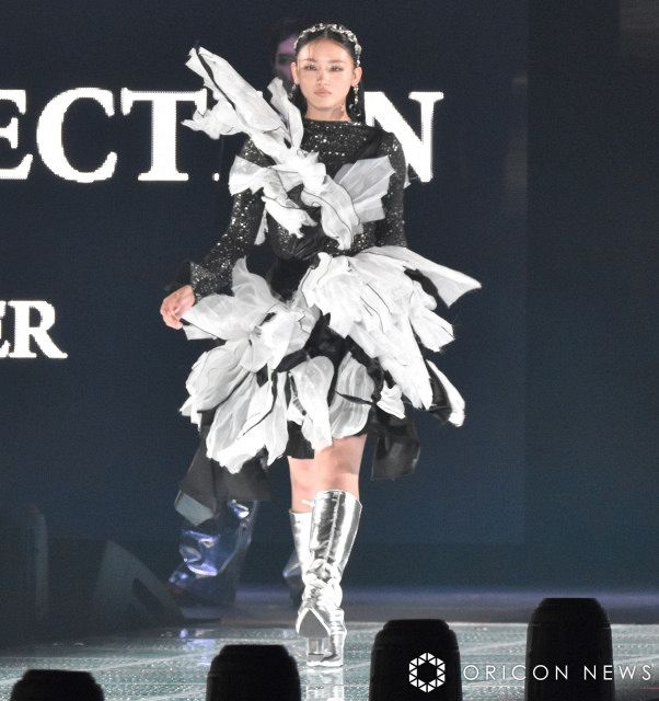 東京ガールズコレクション衣装【ドレスアップウィング】 エンジェルWING TGC』櫻坂46・山崎天、同日に3度のランウェイ ラストは近未来衣装で