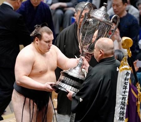 安青錦が2連覇、新大関で優勝 決定戦制す、綱とり挑戦へ：山陽新聞