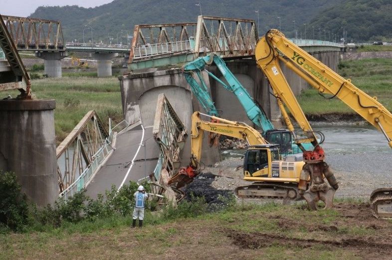 損傷した橋脚などの撤去工事が始まった川辺橋