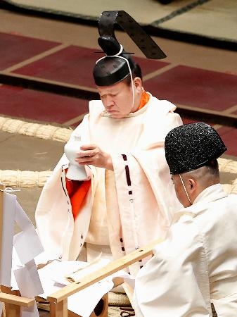 最後の本場所「土俵に魂埋める」 木村庄之助、千秋楽に定年
