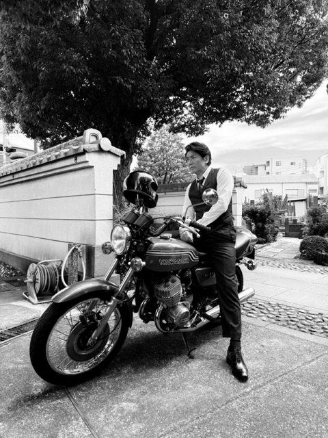 高橋克典、スーツ姿でKAWASAKIのバイクに “モノクロショット”に反響
