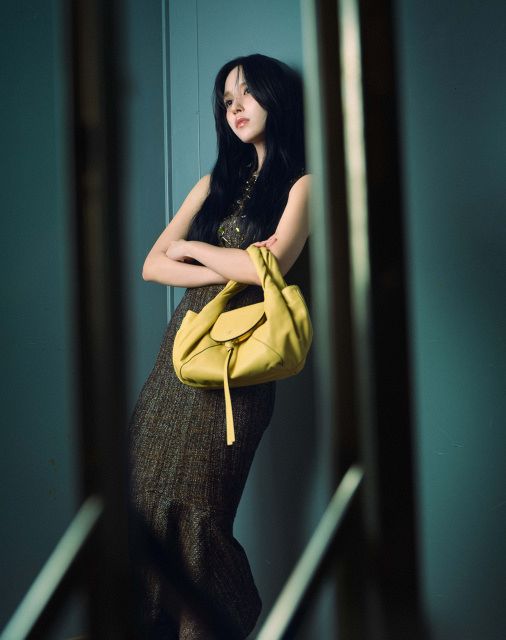 TWICE・MINA、フェンディ“伝説のバッグ”着用 シャーベットカラーで