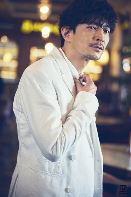 津田健次郎54歳、声優活動30周年 記念フォトブック3月発売！ロケで