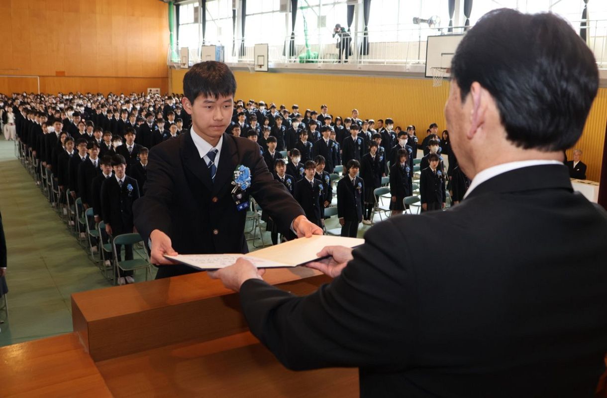 夢に向かって新たな一歩　岡山県内公立中で卒業式　