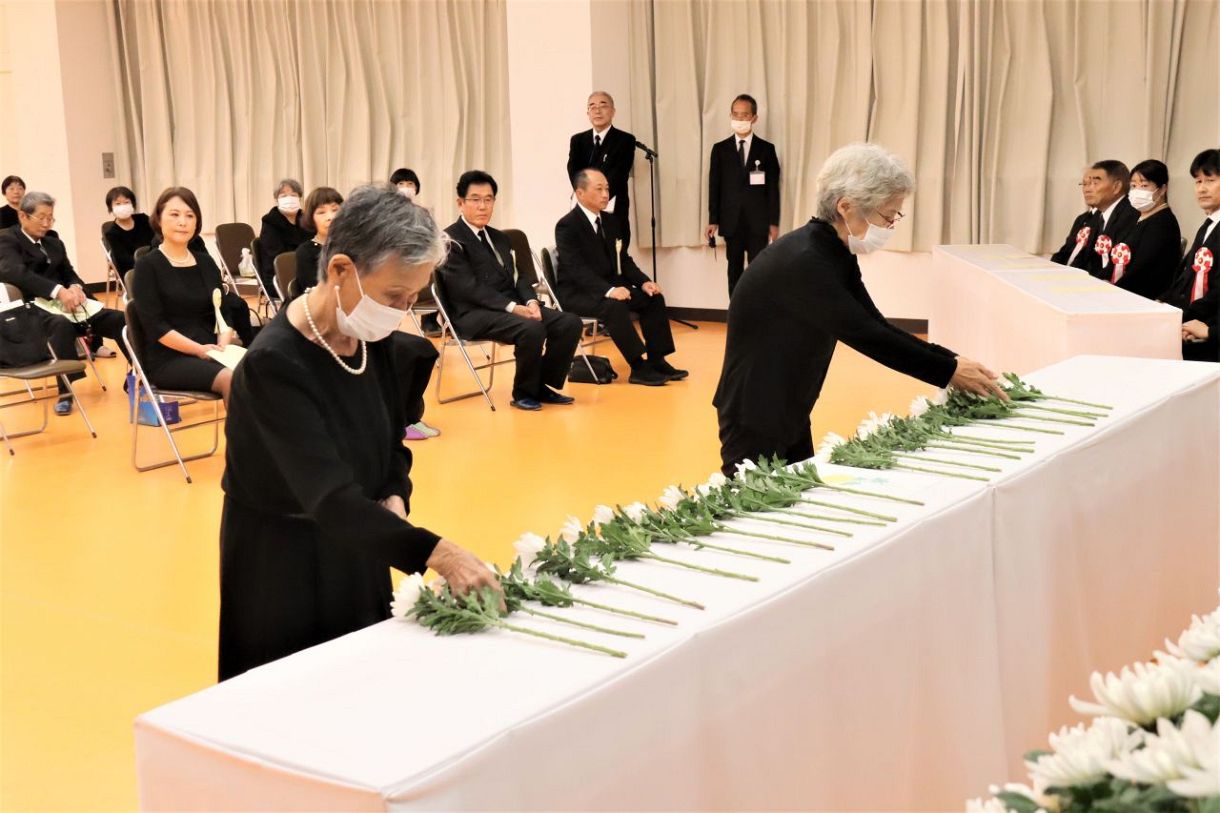遺族ら白菊献花「苦難語り継ぐ」 玉野市戦没者追悼式：山陽新聞デジタル｜さんデジ