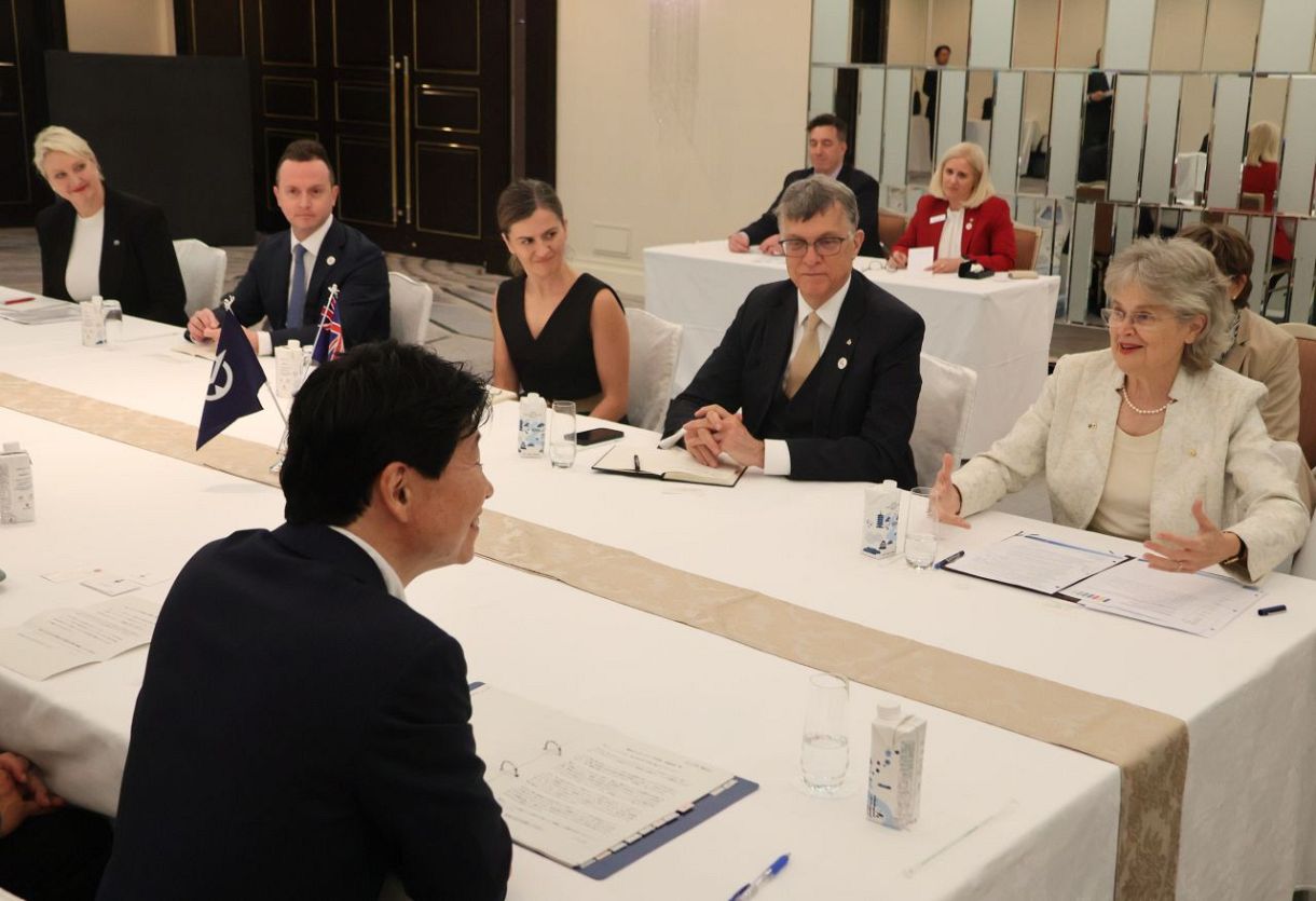 South Australia Governor Discusses Educational Exchange with Okayama Prefecture Governor