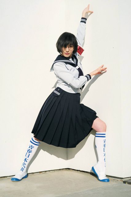 新しい学校のリーダーズ・SUZUKA、セーラー服を脱ぎ大胆変身 メガネも