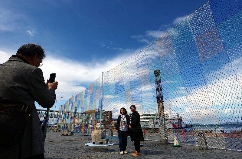 高松港にカラフルな漁網の大作 瀬戸芸開幕前、新作の一部公開：山陽