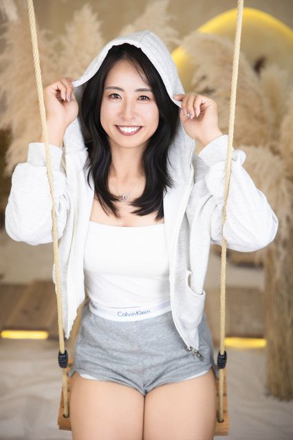 人気テニスプレイヤー・園田彩乃、初の写真集で見せる“彩り” ヘルシー
