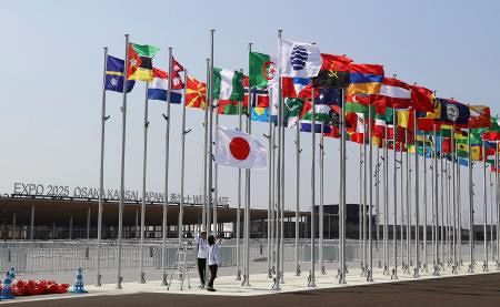 大阪・夢洲、開幕控え万国旗掲揚 青空の下、ずらりと並ぶ167旗