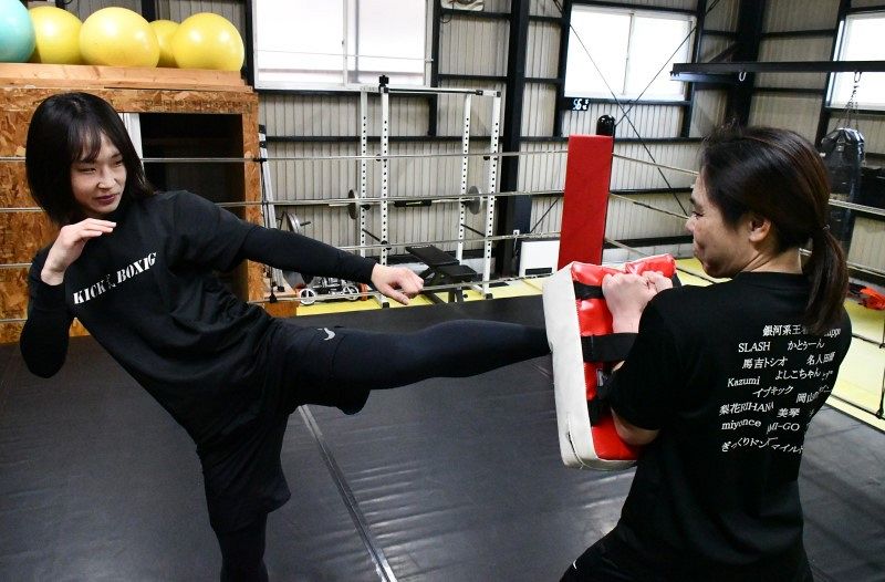 女子初の3階級制覇「次は世界」 矢掛 キックボクサーMARIさん  