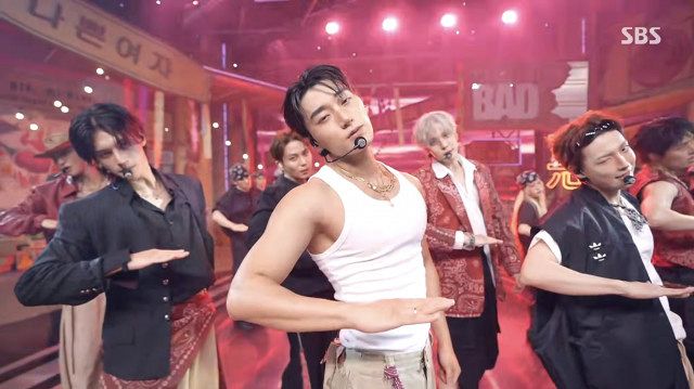 ATEEZ・SAN、ノースリーブ1枚で魅了 肉体美が輝く“全員ノックアウト