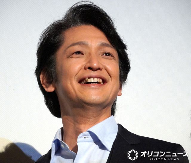 To Be Continued岡田浩暉、還暦を報告 黒スーツ×真紅のバラの近影に