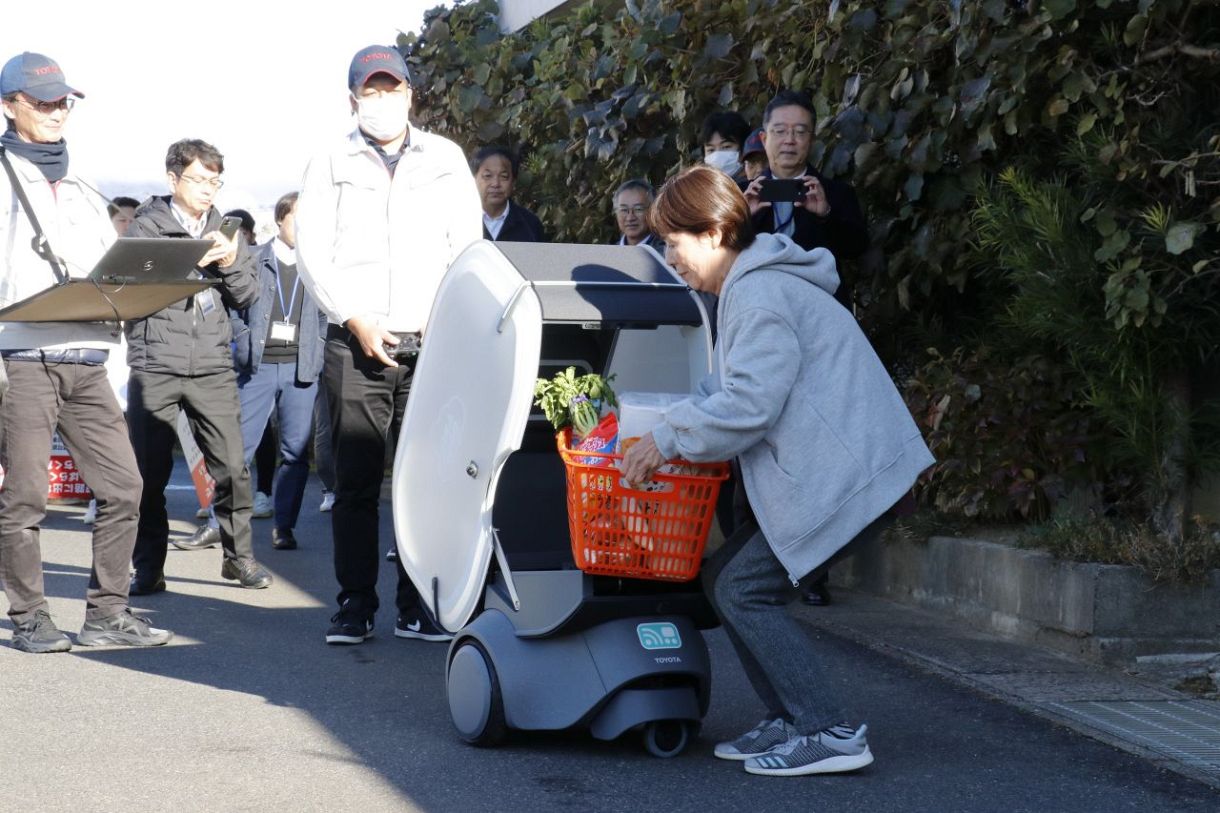 勝央で自動配送ロボット走行実験 買い物難民解決へ住民とトヨタ：山陽 