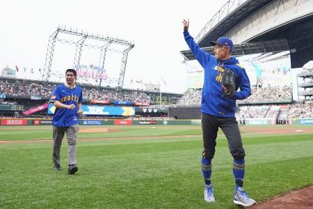 イチローさん殿堂祝うイベント マリナーズ、レリーフにファン:山陽 イチローさん殿堂祝うイベント マリナーズ、レリーフにファン:山陽