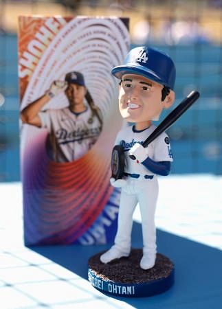 大谷の首振り人形を配布 昨年のMVP受賞を記念：山陽新聞