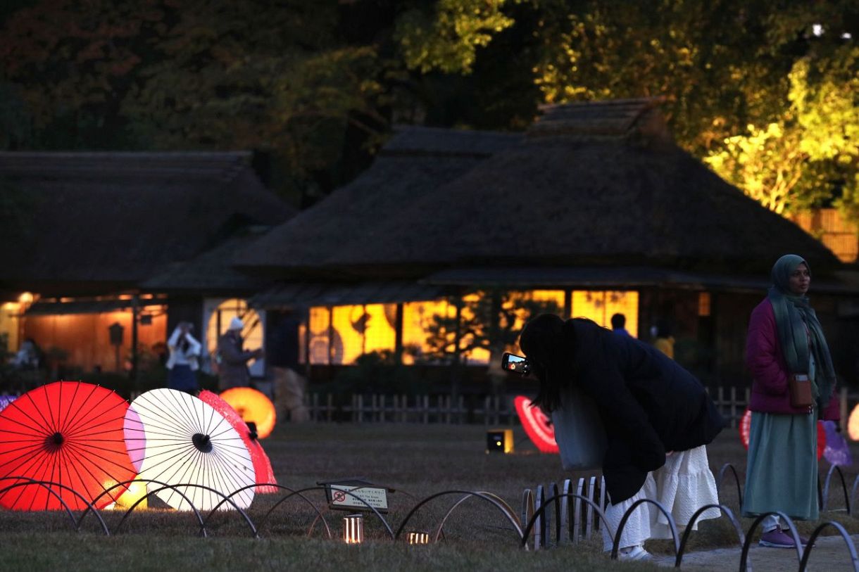 幻想庭園と烏城灯源郷 会期中盤 家族連れ「光の世界」満喫：山陽新聞