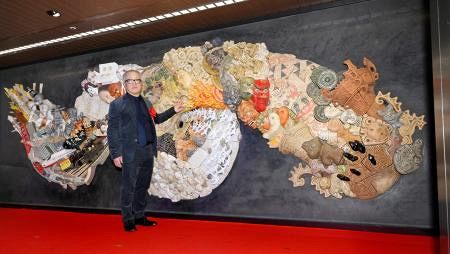 オブジェ　レリーフ　アート 銀座駅に大友克洋さん作品を設置 陶板製大型レリーフ、除幕式開催