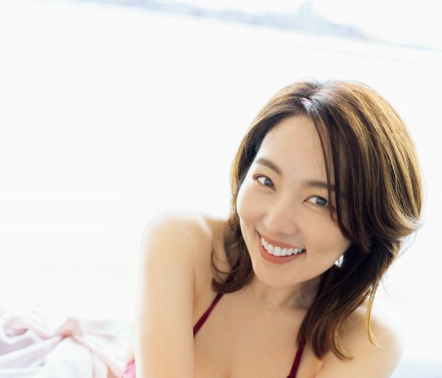 山崎真由美（元おニャン子クラブB組） / Luminous！ 奇跡の53歳」元おニャン子クラブB組・山崎真由美、32年ぶりグラビア新