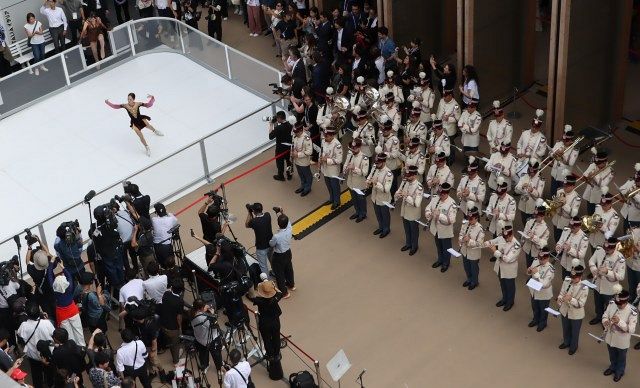 【万博閉幕】イタリア館クロージングイベント「情報量多すぎ」…突如スケートリンク出現＆音楽隊＆日伊元五輪アスリート集結：山陽新聞デジタル｜さんデジ