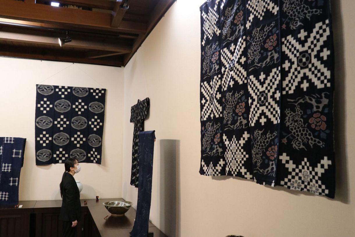 絣の魅力発信 倉敷民芸館で企画展 掛け軸や着物80点 6月21日まで 