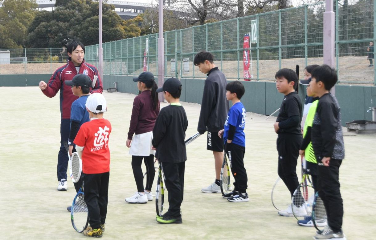 「世界で活躍できる選手輩出したい」 元プロテニス選手の岡村さん（倉敷市出身）　ファジのスクールコーチ就任