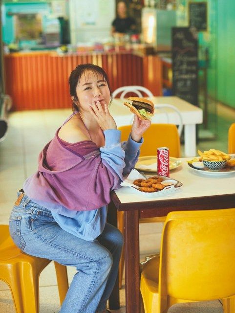 41歳・磯山さやか、ベッドで大胆“ランジェリー姿” エモさあふれる