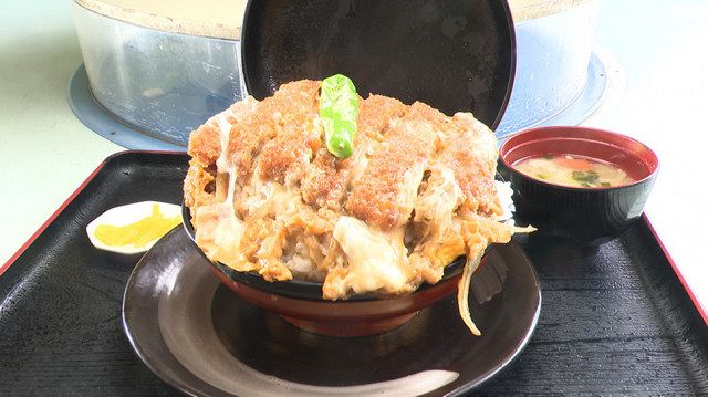 オモウマい店』鹿児島の飲食店 3人前相当のかつ丼（1550円） 恒例の桜
