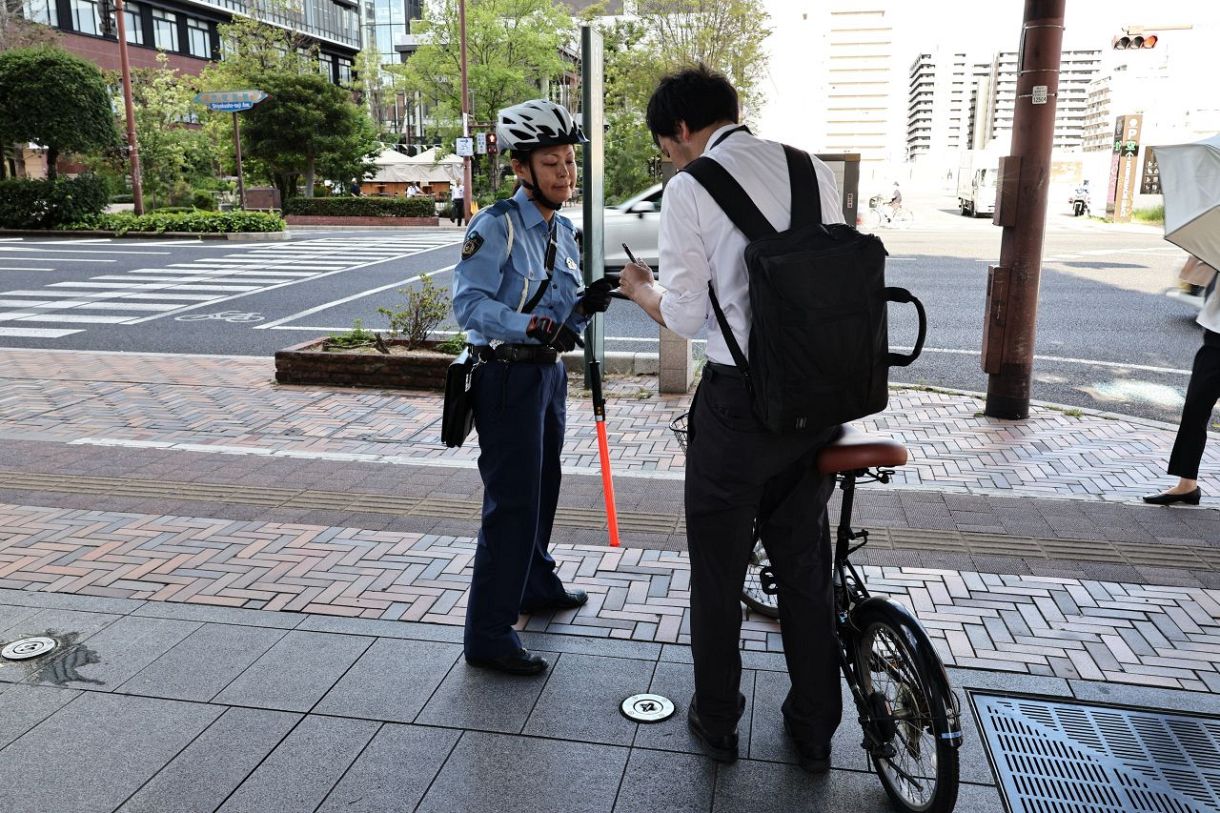 自転車青切符制度知って 岡山県警 街頭で指導取り締まりと啓発：山陽新聞デジタル｜さんデジ