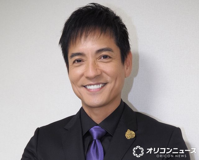 沢村一樹、妻と“ぶらり”初夏散歩へ 夫婦時間のオフショットに反響