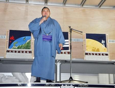 横綱・大の里に化粧まわし贈呈 父勤務の運送会社、絵柄は太陽：山陽