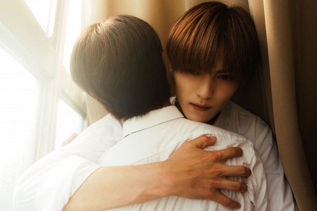 動けない！…簡秀吉が藤本洸大を“ガッチリホールド” 『修学旅行で仲良く