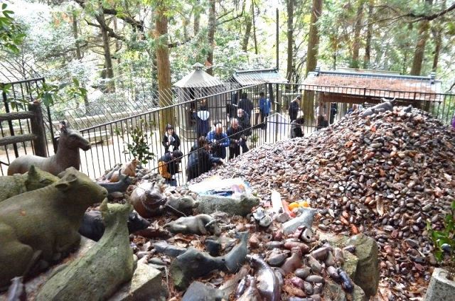 備前焼 牛の置物納め家内安全願う　田倉牛神社で正月大祭