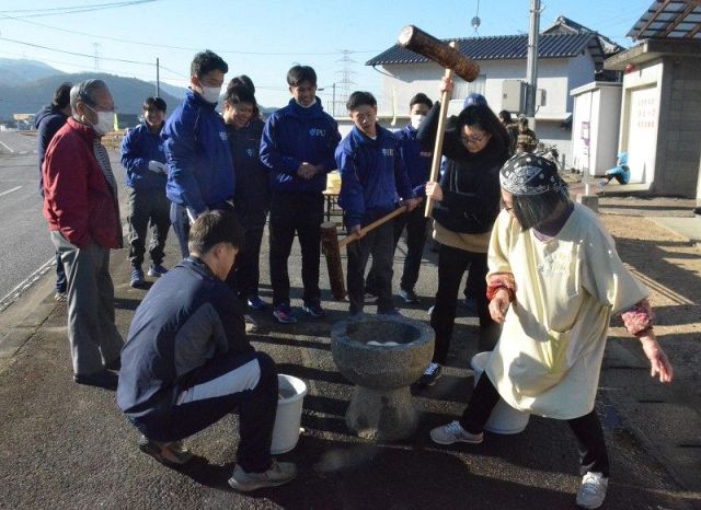 餅つき通じ子どもら親睦深める　和気・本地区と衣笠の森地区