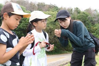 俳優の片田さん講師に自然観察会　子どもらと昆虫採集