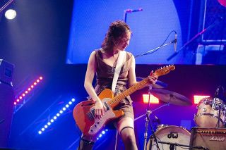 「エグない？」33歳・のん、力強くミニスカ熱唱　THEE MICHELLE GUN ELEPHANT名曲も【コヤソニ・セトリ】