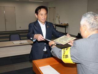「誰もが活躍できる環境を」　大舌氏が市選管から当選証書