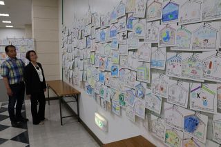 環境問題テーマ 小学生の絵馬などずらり　津山 アルネと商店街でエコ展