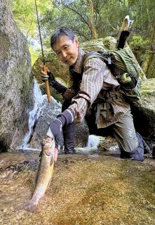 「すご腕・すご技　作州の名人　岡山学」⑨テンカラ　廣戸暑大さん（津山市小田中） 狙い通りに釣り上げる