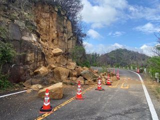 大規模落石で岡山市が通行止め　 山林火災で被害の県道長谷小串線