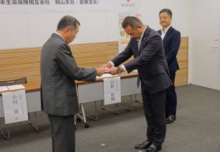 県交通安全協に反射材３０００個寄贈　日本生命支社